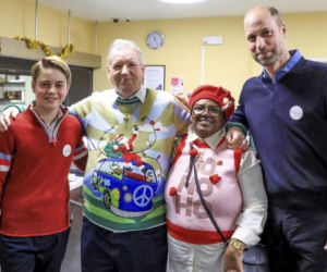 Książę George pomaga tacie