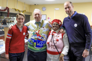 Książę George pomaga tacie