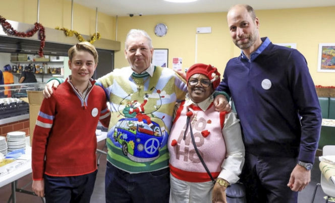 Książę George pomaga tacie