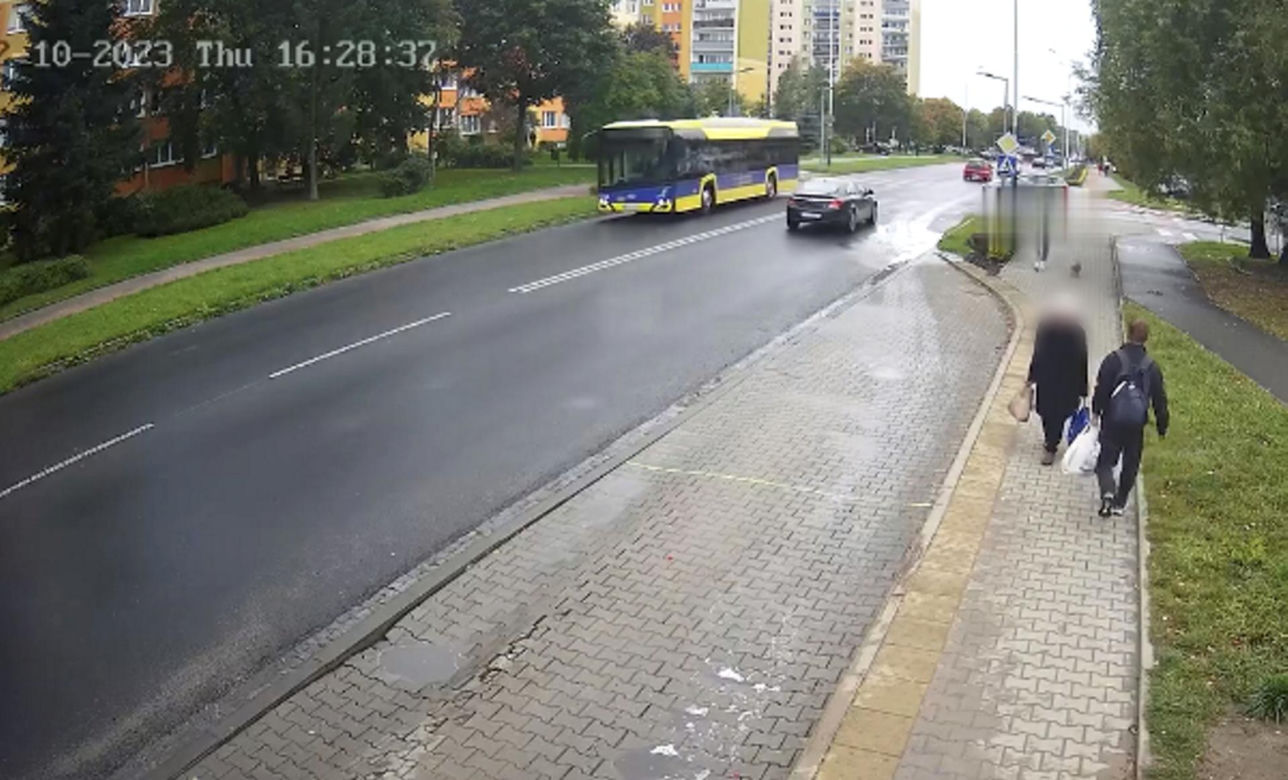 35-latek nie miał litości dla starszej kobiety z zakupami! 