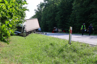 Tragedia na DK11. Kierowca BMW nie przeżył zderzenia z ciężarówką