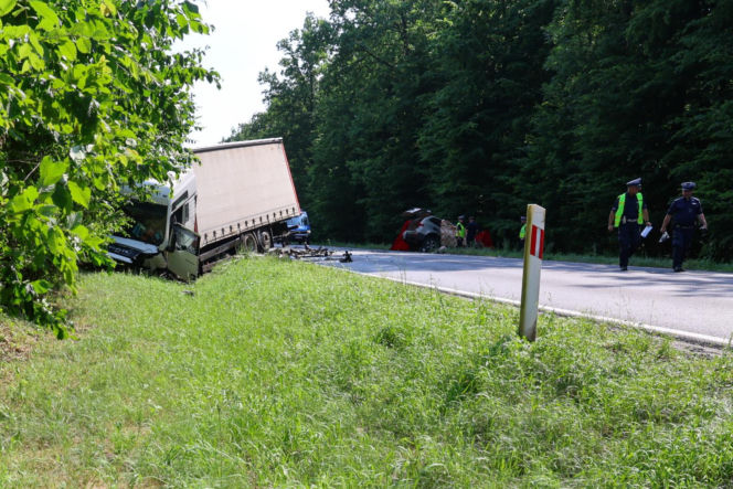Tragedia na DK11. Kierowca BMW nie przeżył zderzenia z ciężarówką