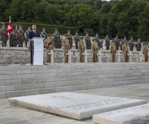 Prezydent RP Karol Nawrocki i pierwsza dama Marta Nawrocka podczas polowej mszy świętej na Polskim Cmentarzu Wojennym pod Monte Cassino