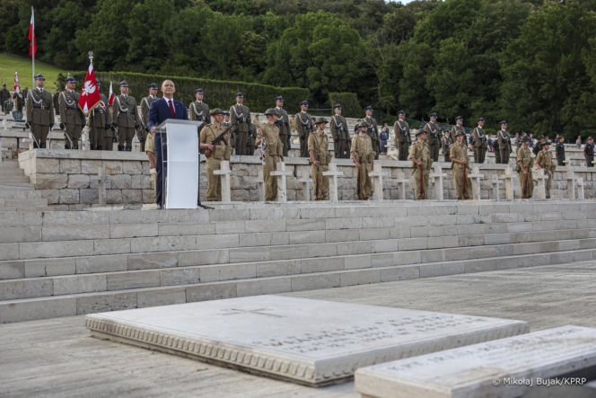Prezydent RP Karol Nawrocki i pierwsza dama Marta Nawrocka podczas polowej mszy świętej na Polskim Cmentarzu Wojennym pod Monte Cassino