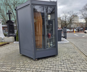 Trumnomat podbija Internet. Nagranie gabloty z obracającymi się trumnami i urnami stało się wiralem w sieci