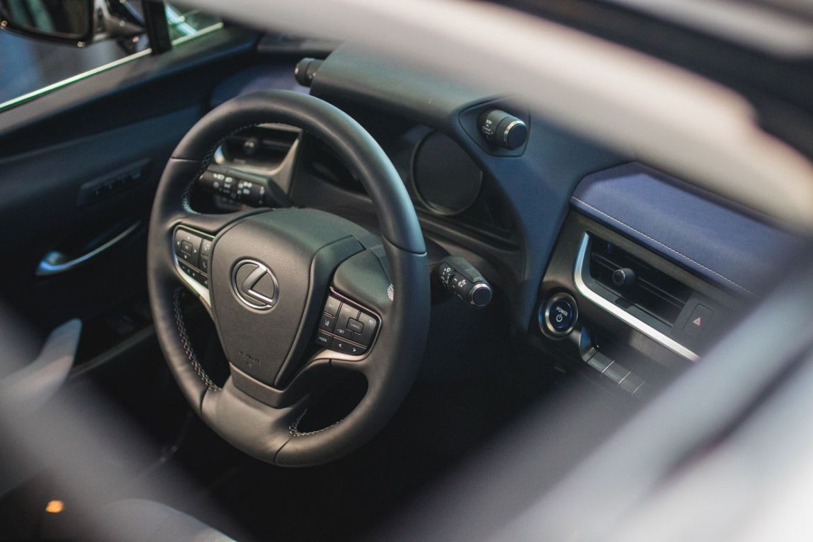 Lexus UX już w polskich salonach