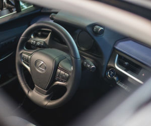 Lexus UX już w polskich salonach
