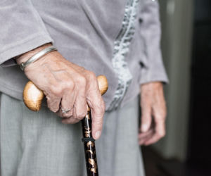 Opaski SOS dla seniorów zostają. Radni przyjęli program wsparcia na 2026 rok