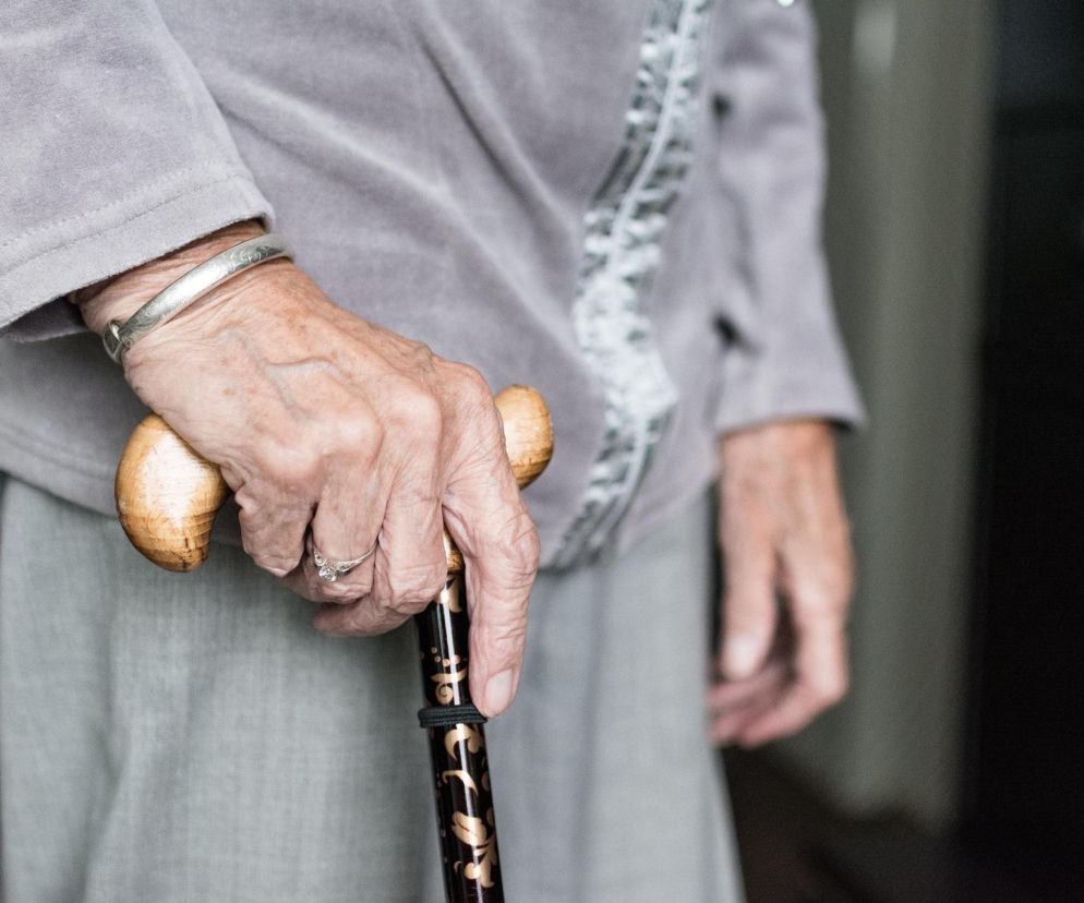 Opaski SOS dla seniorów zostają. Radni przyjęli program wsparcia na 2026 rok