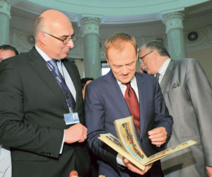 Kaczyński w Sejmie ogląda ptaki, a Tusk dostał elementarz