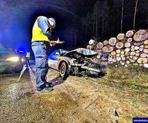 Rozbity volkswagen porzucony na drodze. Policja szuka uciekiniera!