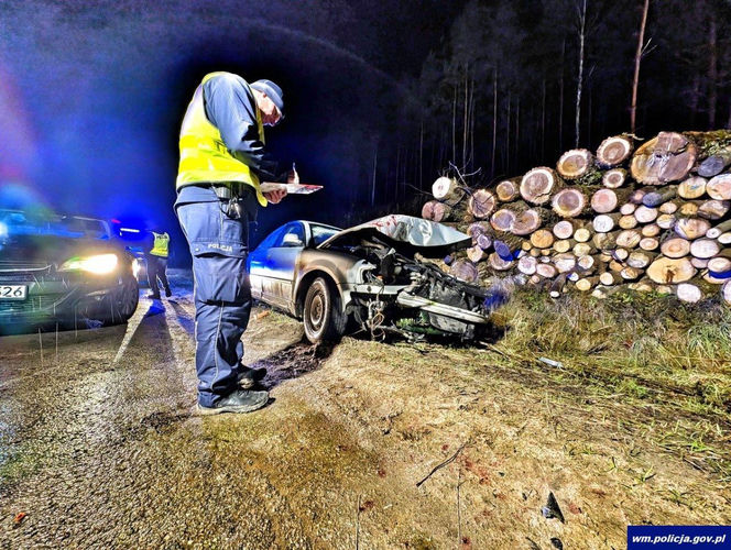 Rozbity volkswagen porzucony na drodze. Policja szuka uciekiniera!