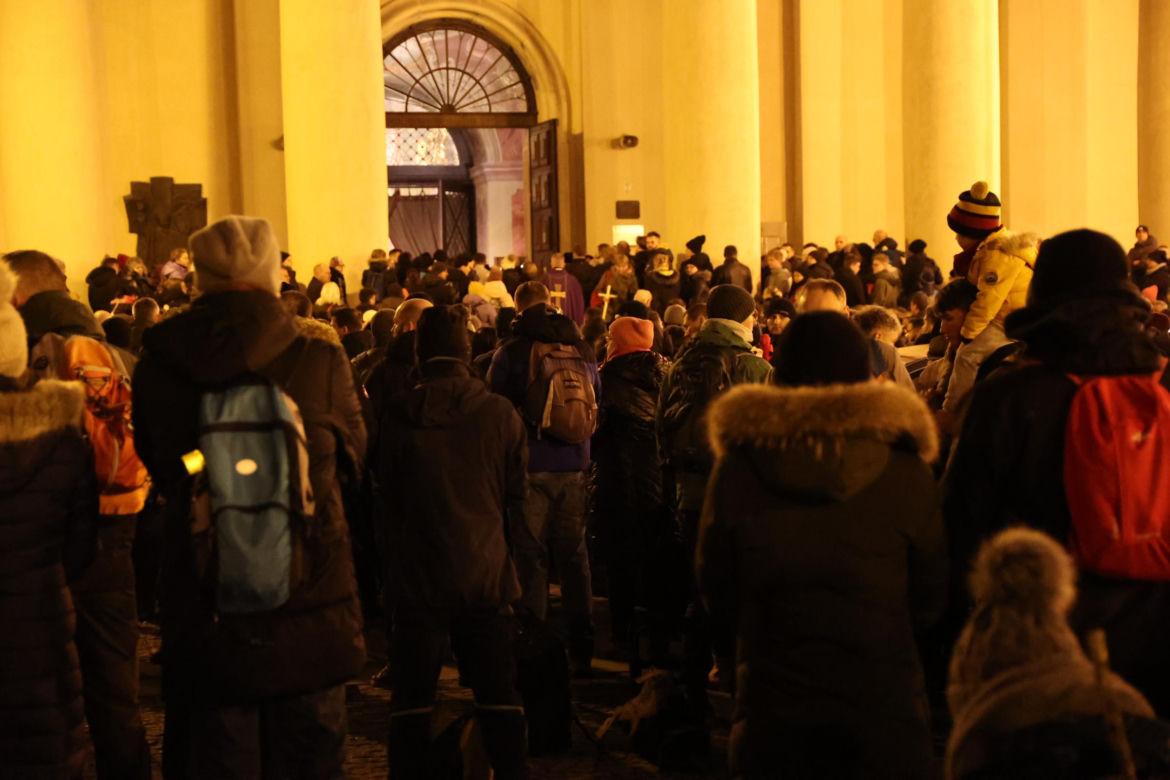 Kilka tysięcy osób w piątkowy wieczór wyruszyło z Lublina w 10. Ekstremalną Drogę Krzyżową