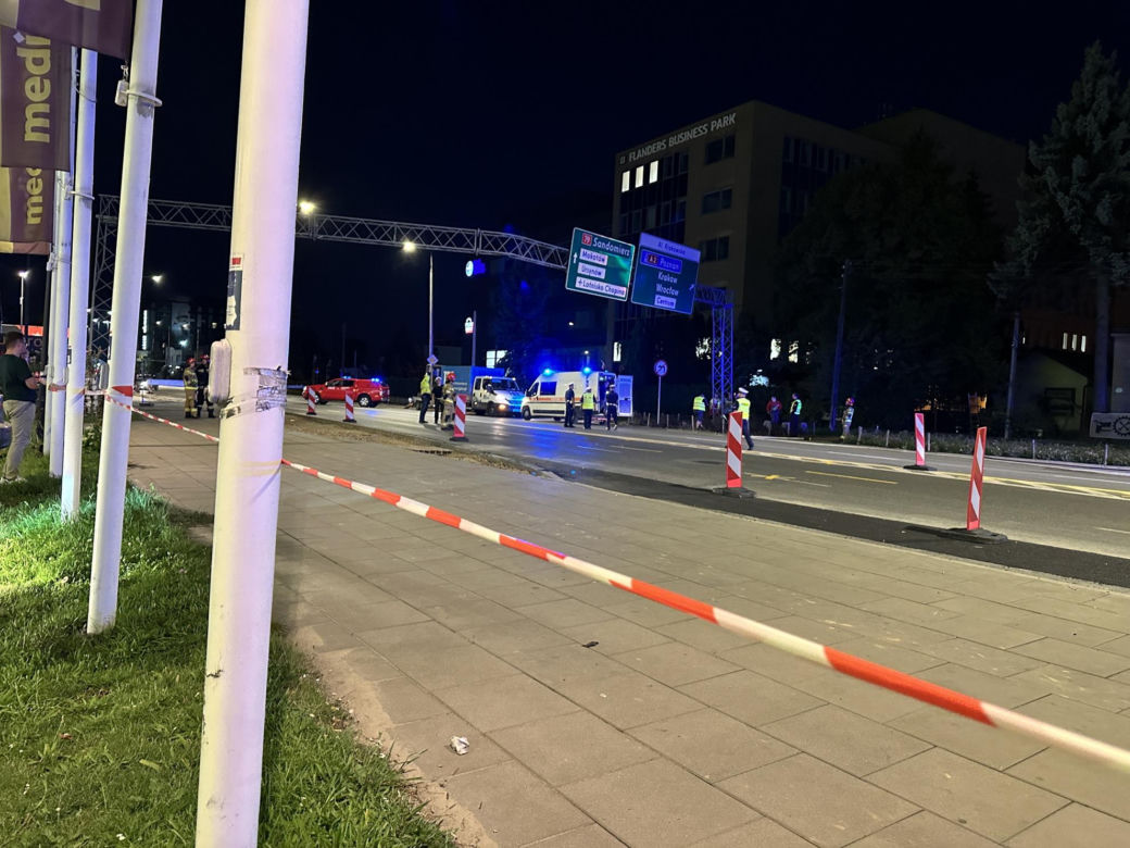 Totalna demolka na drodze. Koparka zerwała bramownicę, pękła rura z gazem