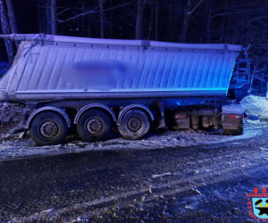 Tragedia na drodze Starachowice Rzepin. Nie żyje 34-letnia kobieta.