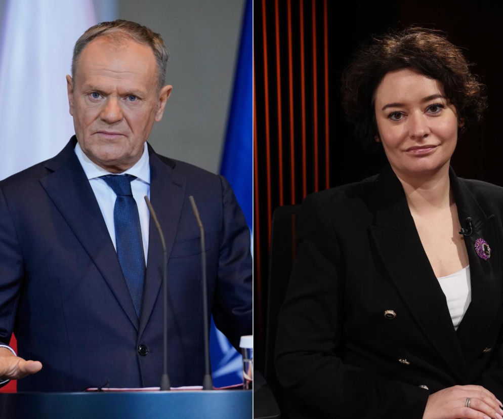 Donald Tusk na mównicy i Anna Maria Żukowska w studiu. Grafika ilustruje dyskusję o nowym podatku katastralnym, który Lewica proponuje zamiast obecnego podatku od nieruchomości. Więcej na ten temat na Super Biznes.