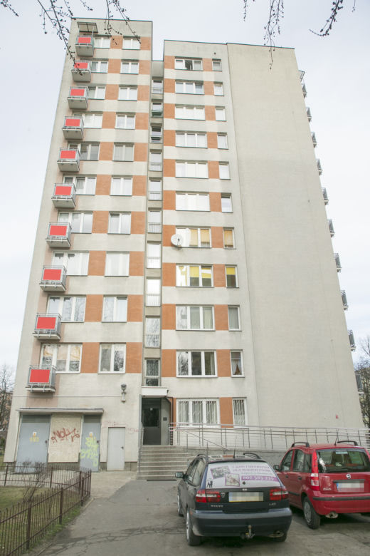 Słoikami rzucali w samochody