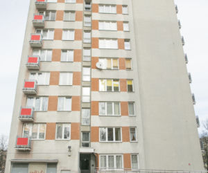 Słoikami rzucali w samochody