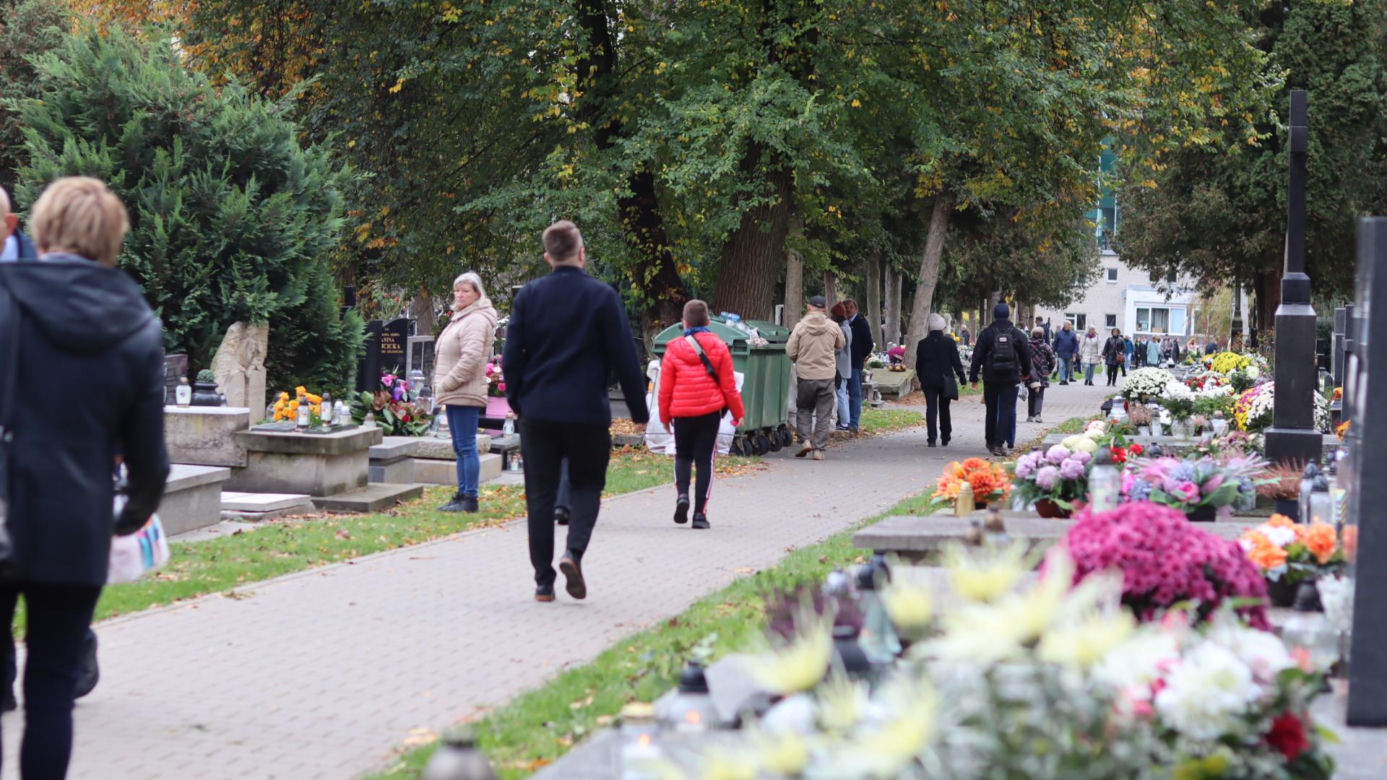 Tak mieszkańcy odwiedzają groby zmarłych. Tłumy na najstarszym cmentarzu w Lublinie