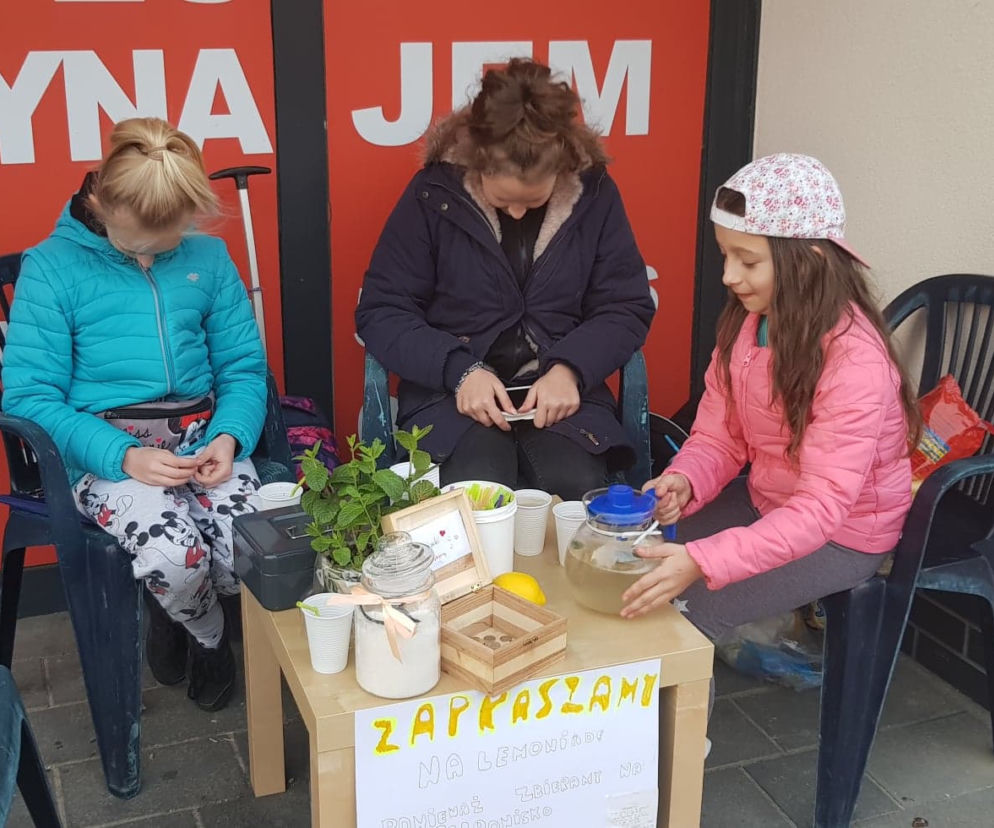 Sprzedają lemoniadę i zbierają na schronisko