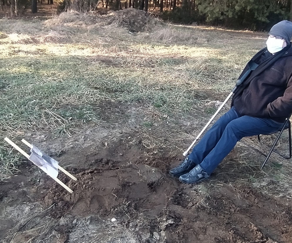 Pilnuje grobu Perełki, by nie zjadły jej dzikie zwierzęta. „Oprócz niej nie mam nikogo”