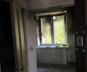 Pożar mieszkania w Świdniku. W środku została przerażona Królinka. Strażacy uratowali jej życie