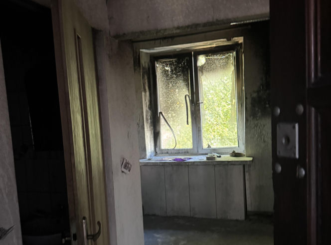 Pożar mieszkania w Świdniku. W środku została przerażona Królinka. Strażacy uratowali jej życie