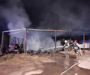 Groźny pożar w Wierzbicy. Ogień pojawił się pod blaszaną wiatą. Ranna jest jedna osoba