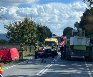 Honda z impetem uderzyła w sieczkarnik. 49-latek nie żyje