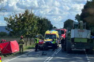 Honda z impetem uderzyła w sieczkarnik. 49-latek nie żyje