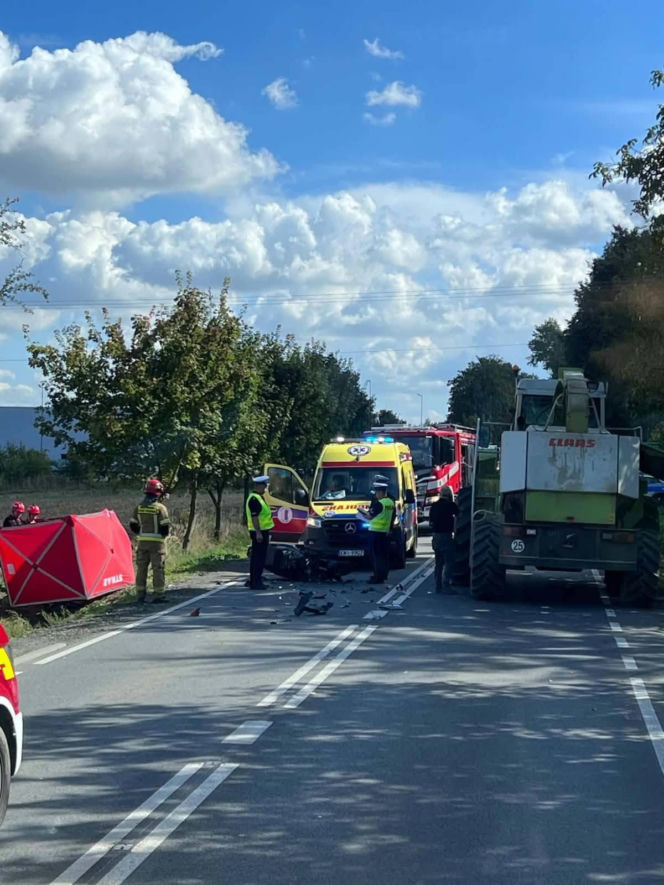 Honda z impetem uderzyła w sieczkarnik. 49-latek nie żyje