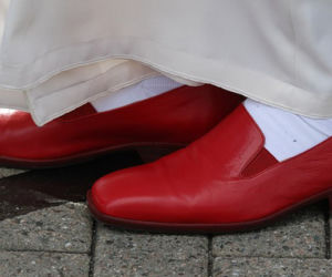 Zabiorą papieżowi czerwone buty