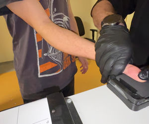 Do zobaczenia, Karolku. Eksponował broń i groził Karolowi Nawrockiemu. 19-latek zatrzymany w Warszawie