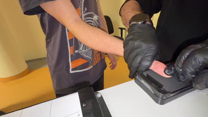 "Do zobaczenia, Karolku". Eksponował broń i groził Karolowi Nawrockiemu. 19-latek zatrzymany w Warszawie