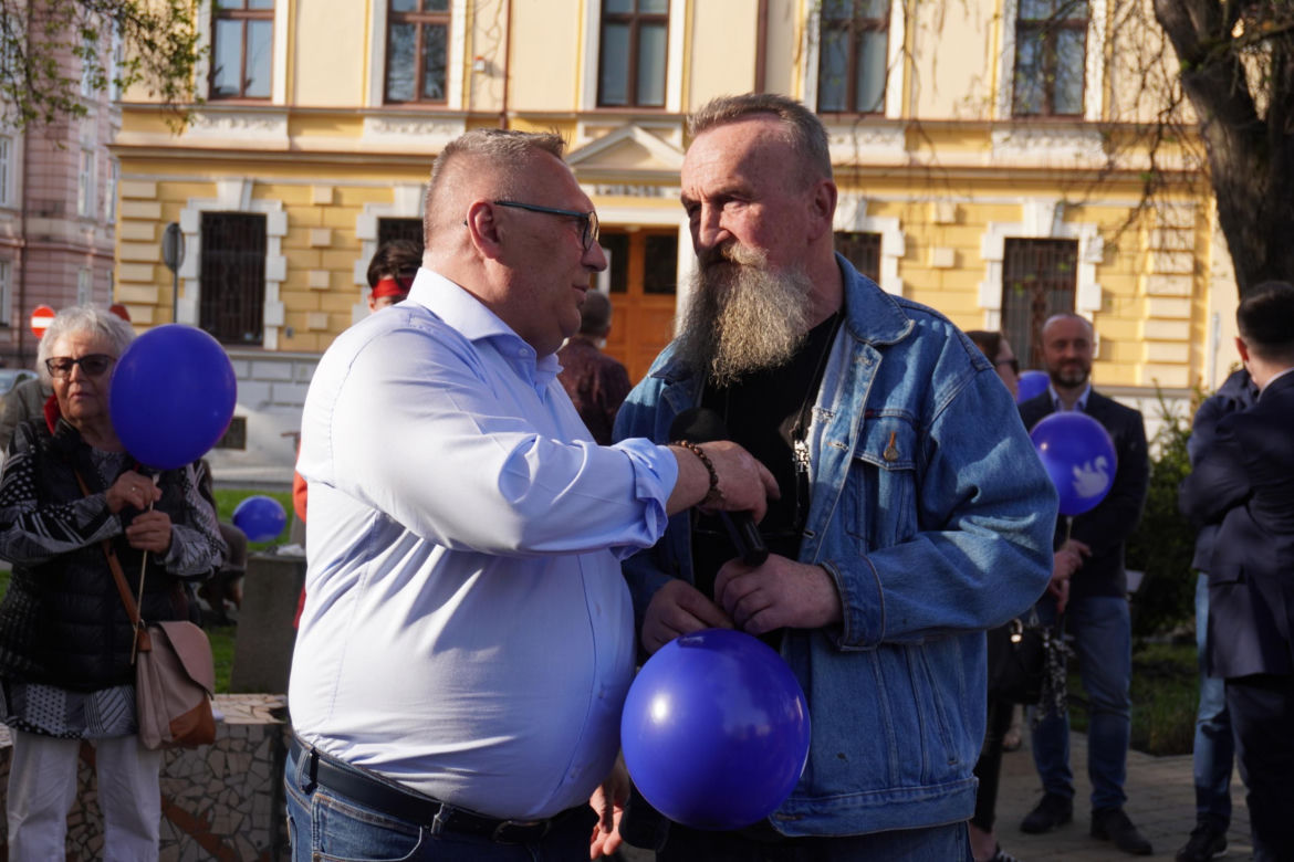 Henryk Łabędź spotkał się z mieszkańcami Tarnowa na skwerze Alicji i Jana Preiss