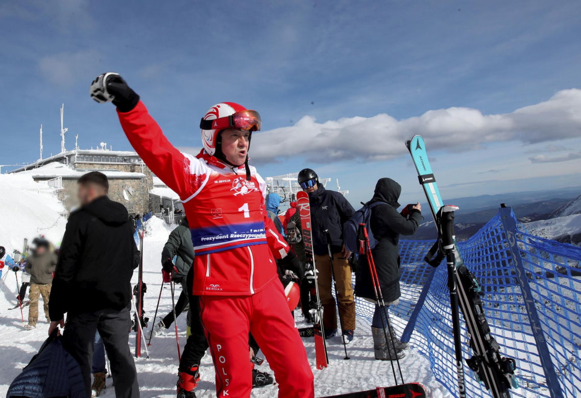 Prezydent Andrzej Duda podczas 10. edycji charytatywnych zawodów "12H Slalom Maraton Zakopane 2024" na Kasprowym Wierchu