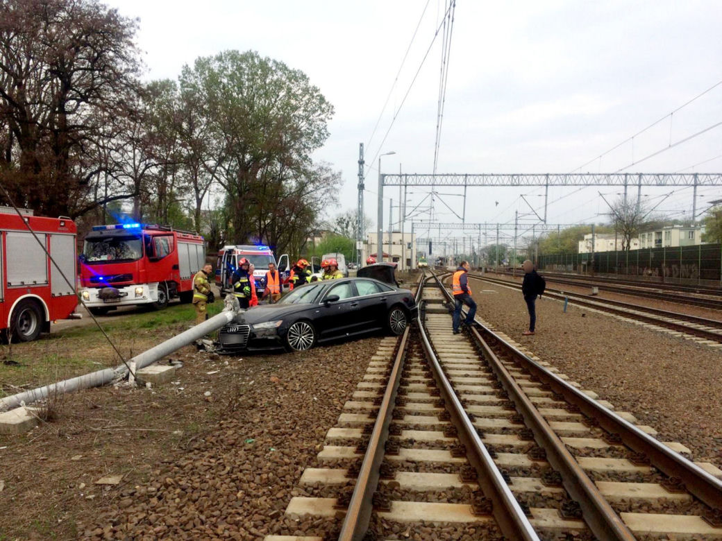 Czarna limuzyna rozbita na torach. Z tyłu kompletnie pijany mężczyzna