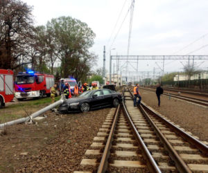 Czarna limuzyna rozbita na torach. Z tyłu kompletnie pijany mężczyzna