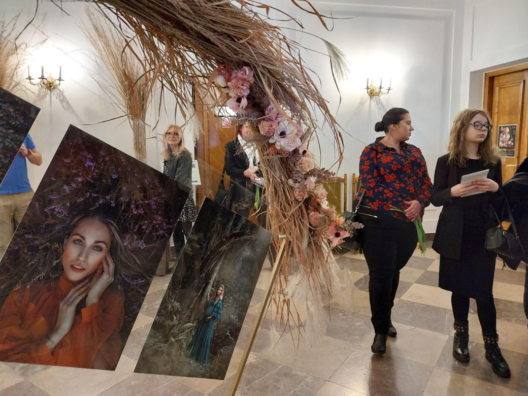 Wernisaż wystawy fotografii Anety Rozkal „Kobieca perspektywa: Wystawa Fotografii Kobiet”