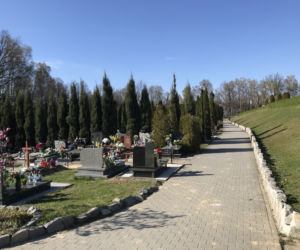 Ten cmentarz na Śląsku jest otwarty. Mieszkańcy odwiedzają groby bliskich