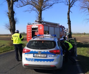 Tragedia pod Nakłem. Kierowca roztrzaskał się na drzewie