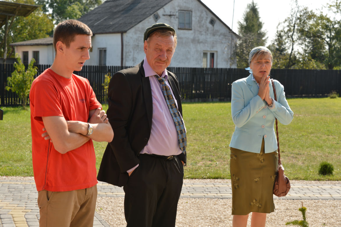 Ranczo 9 sezon odc. 116. Solejukowa (Katarzyna Żak), Solejuk (Sylwester Maciejewski), Marianek (Jędrzej Cempura)