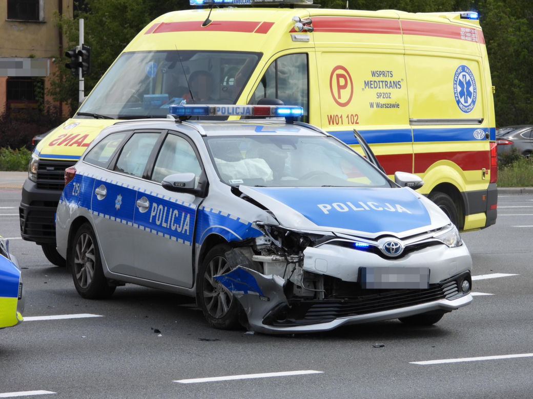   Zderzenie radiowozu z autem na Białołęce. Jeden policjant do szpitala
