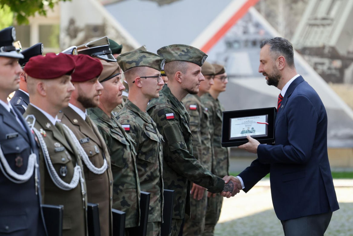 Szef MON wręczył odznaczenia żołnierzom