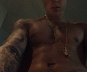 Justin Bieber NAGO! Tak promuje swój... interes [ZDJĘCIA]