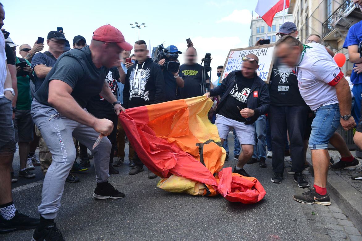  Dewastują tęczową flagę na obchodach Powstania Warszawskiego