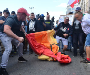  Dewastują tęczową flagę na obchodach Powstania Warszawskiego