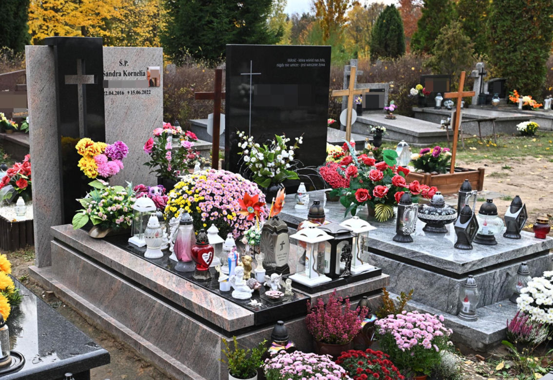 Aniołki i misie strzegą grobu 6-letniej Sandry, obok rozkwita kwiat róży