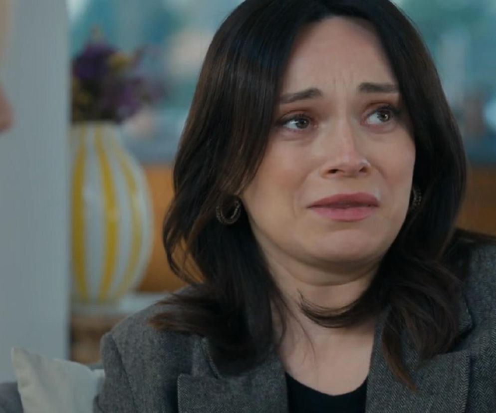 Zapłakana Natalia Zwoleńska (Maria Dejmek) w szarej marynarce, z ciemnymi włosami, wyrażająca rozpacz po rozstaniu z Cezarym, obok niej fragment sylwetki Malwiny. To zdjęcie ilustruje dramatyczne wydarzenia z serialu Barwy szczęścia, o których przeczytasz na stronie Super Seriale.