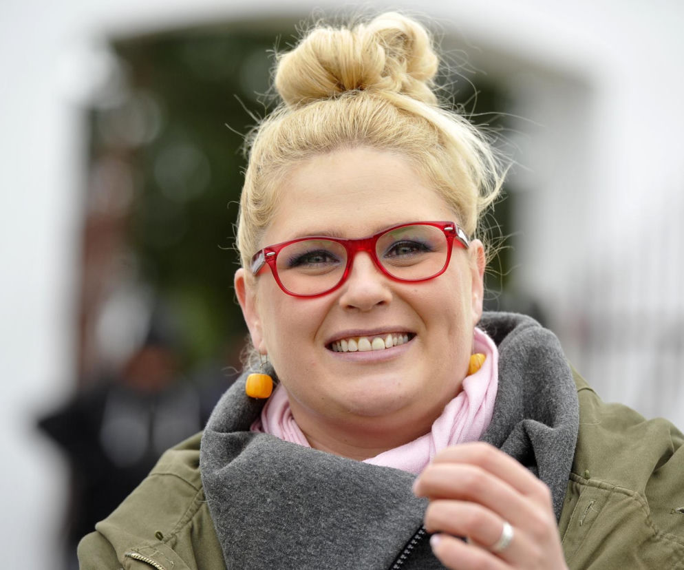 Uśmiechnięta Elżbieta Romanowska w czerwonych okularach i blond koku. O jej odejściu z Rancza przeczytasz na Eska.